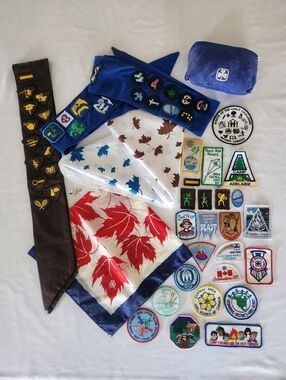 Huge Lot Of Girl Guides Brownie Sparks Sachs Scarves Pins Patches